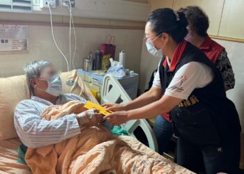 花蓮0403地震 徐榛蔚發放慰問金 暖心陪伴罹難家屬