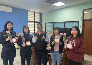 婦女節吉安警送玫瑰花及小蛋糕 感謝女性同仁辛勞付出