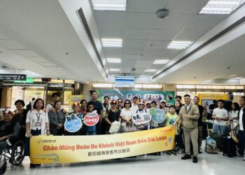 台東—越南直航包機 431旅客採果池上慢車樂歡喜遊台東