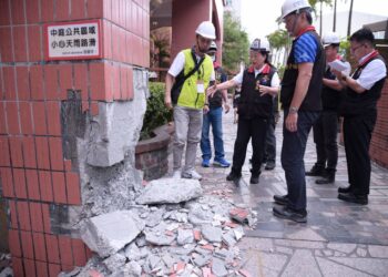 徐榛蔚關心鄉親居住安全 現勘0403強震後縣內紅、黃單建築物