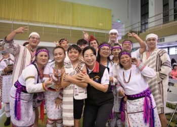 花蓮舉辦縣長盃社區婦女舞蹈嘉年華活動 徐榛蔚偕傅崐萁與姊妹同歡！