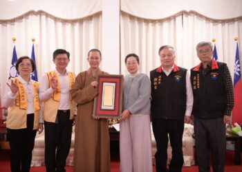 吉安佛光山月光寺分享臘八粥 徐榛蔚傳遞溫暖與祝福